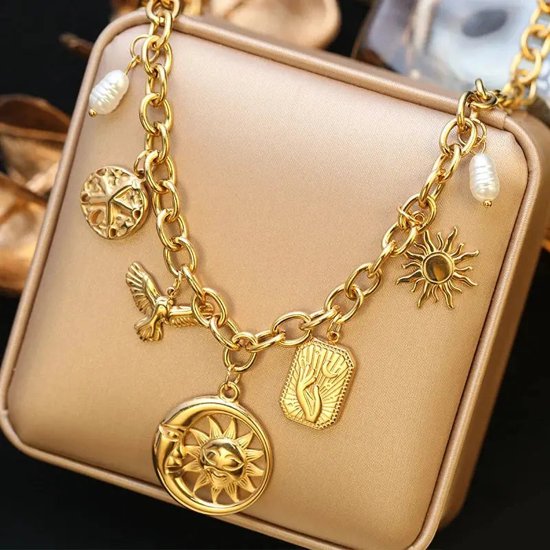 Collier Solar Moon